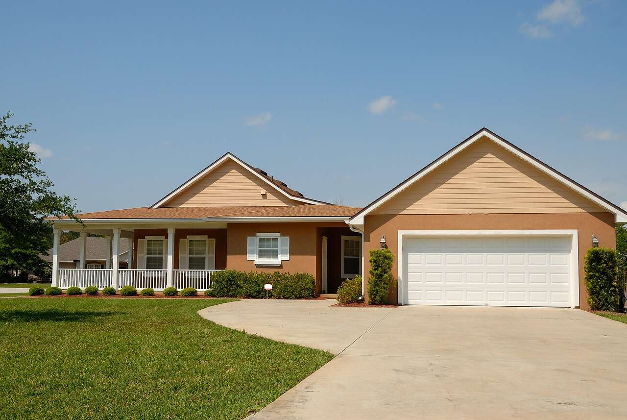 A single-story Florida house with a lawn and an attached garage
